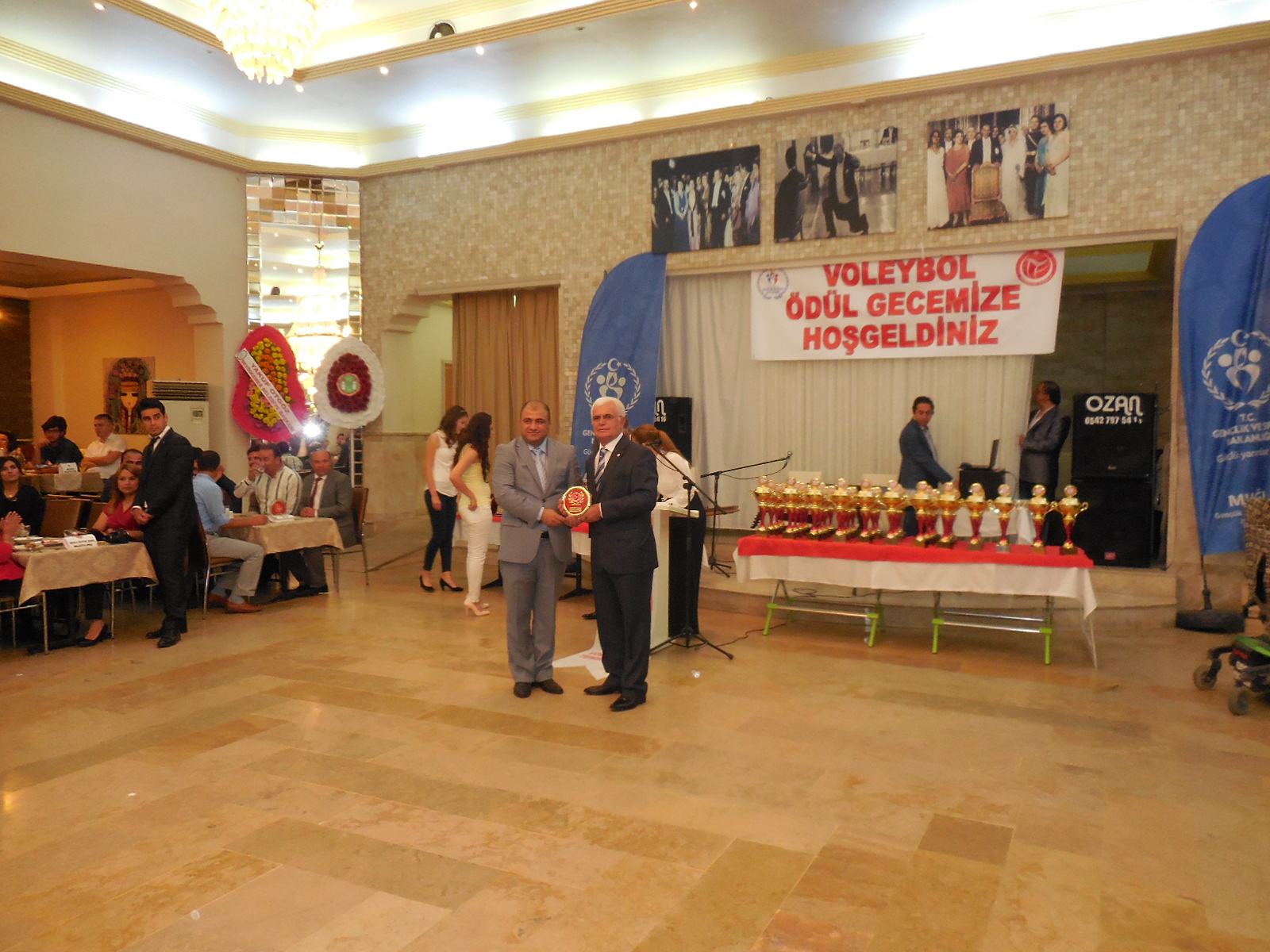 VOLEYBOL AİLESİNDEN FEDERASYON BAŞKANIMIZA ÖDÜL