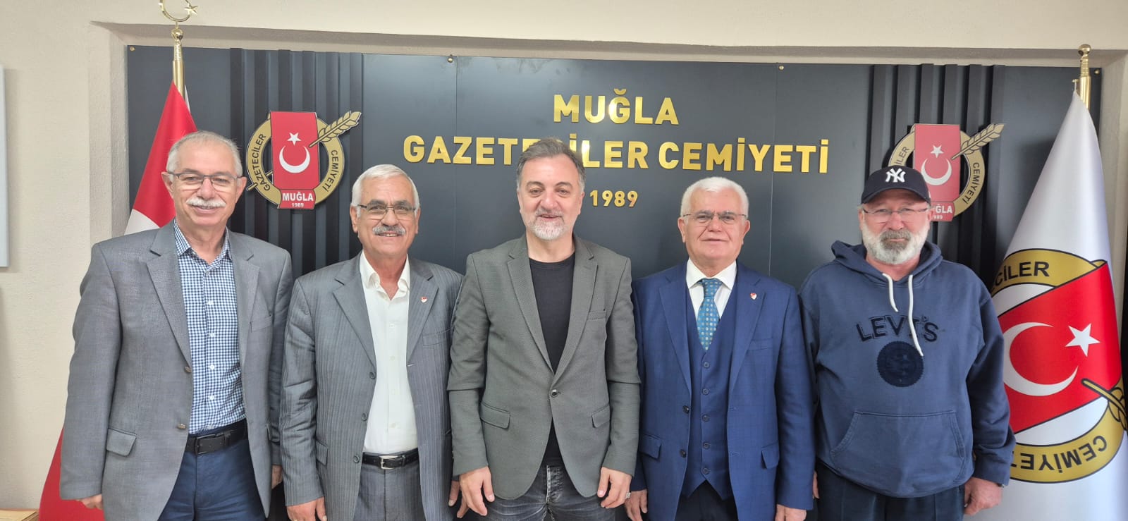 YÖNETİCİLERİMİZ MUĞLA GAZETECİLER CEMİYETİ BAŞKANI SÜLEYMAN AKBULUT'U ZİYARET ETTİ